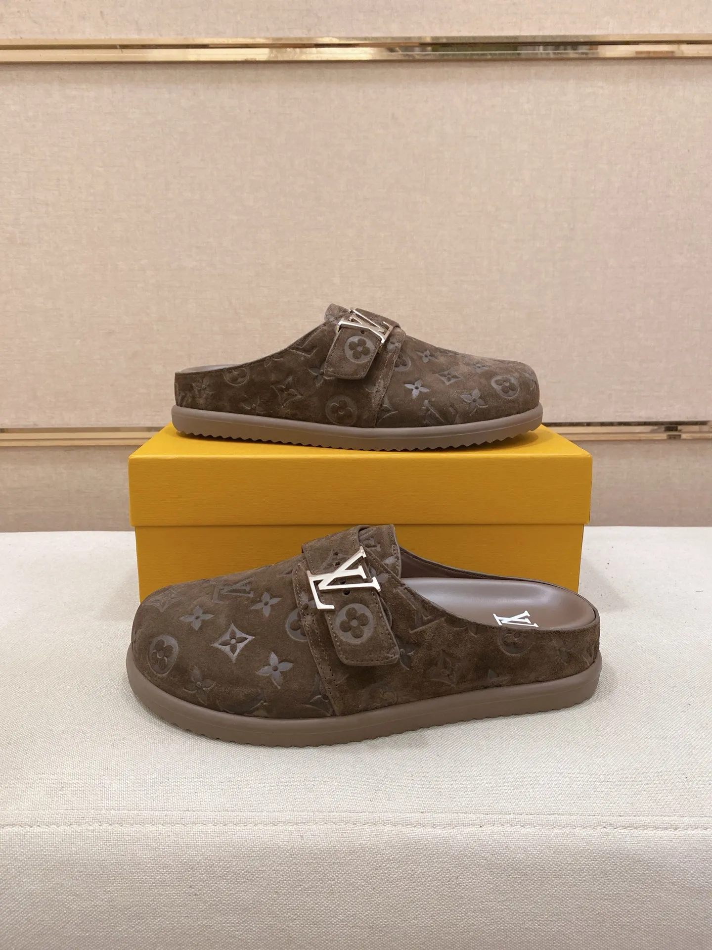 Men's shoes💰: 220💰38-45, LV Easy 2025 new men's casual sandals and slippers, made of suede cow leather, with Monogram pattern to highlight the trendy style. Adjustable straps illuminated with LV letters, while a resilient insole and micro outsole provide lightweight comfort. Made of suede cow leather with embossed Monogram pattern and brand element metal hardware✅Adjustable straps➕Tough insole‼ ️Micro outsole. Comfortable and easy to wear‼ ️